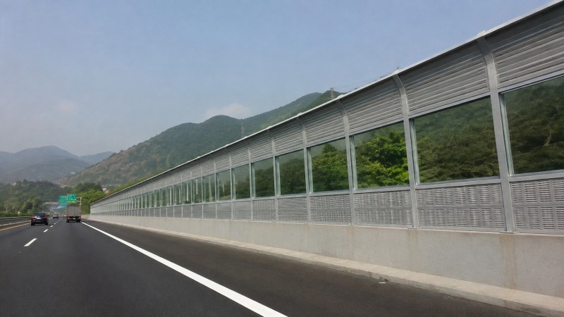 山区高速公路组合式声屏障工程安装效果