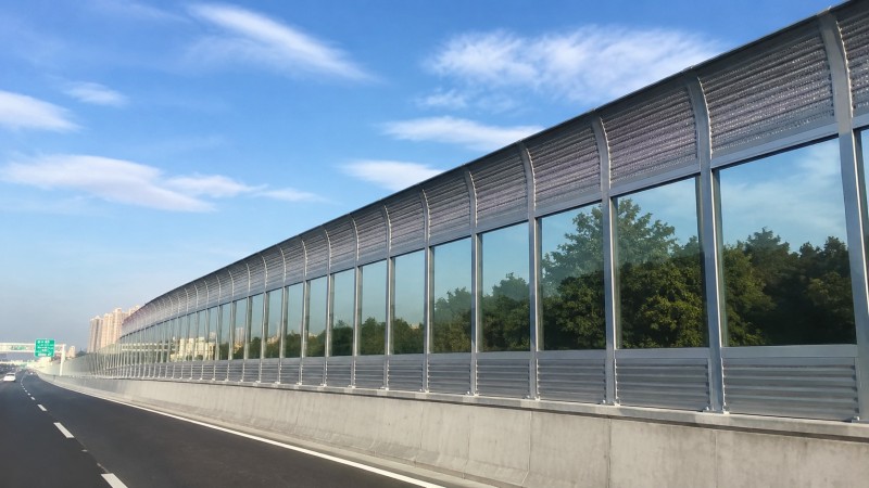 高速公路透明板与金属吸声板组合式声屏障工程实景