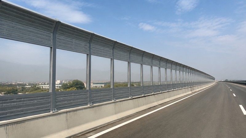 高速公路透明与金属组合式声屏障工程实景